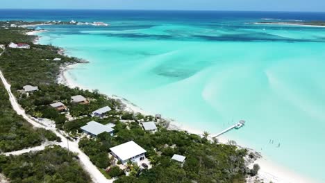 Vista-Aérea-Desde-El-Continente-Hasta-El-Mar-Turquesa-En-Las-Bahamas