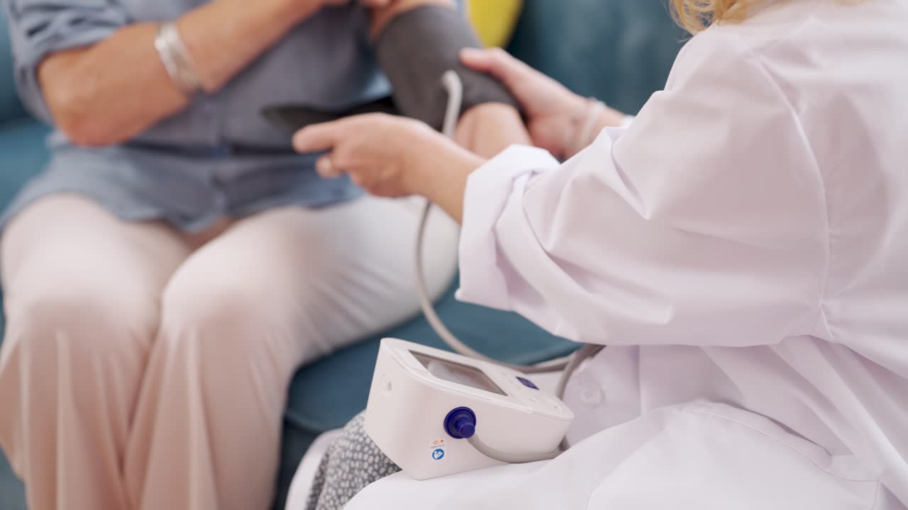 Measuring blood pressure with a doctor