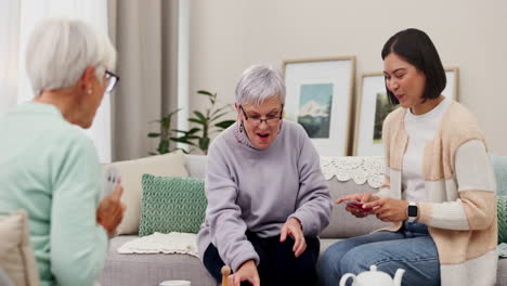 Mujeres-Mayores,-Jugando-A-Las-Cartas-Juntas