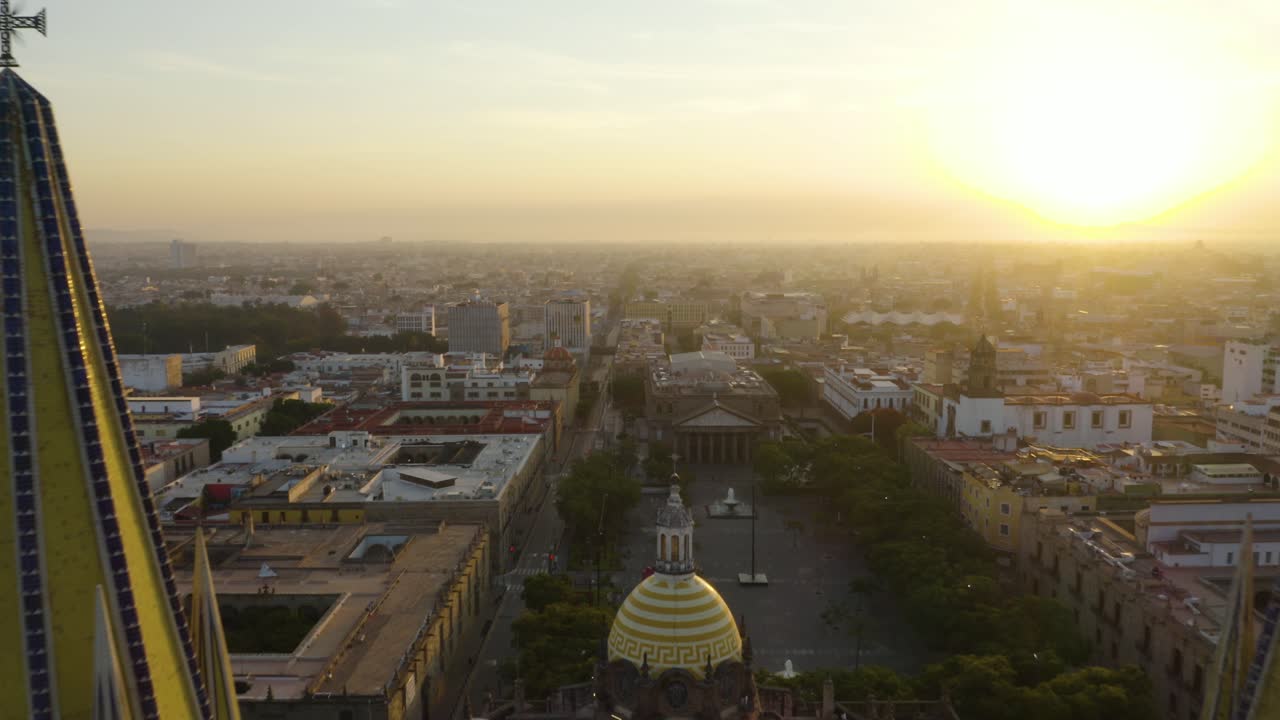 drone vuela entre agujas de la catedral de guadalajara durante el espectacular amanecer de la mañana