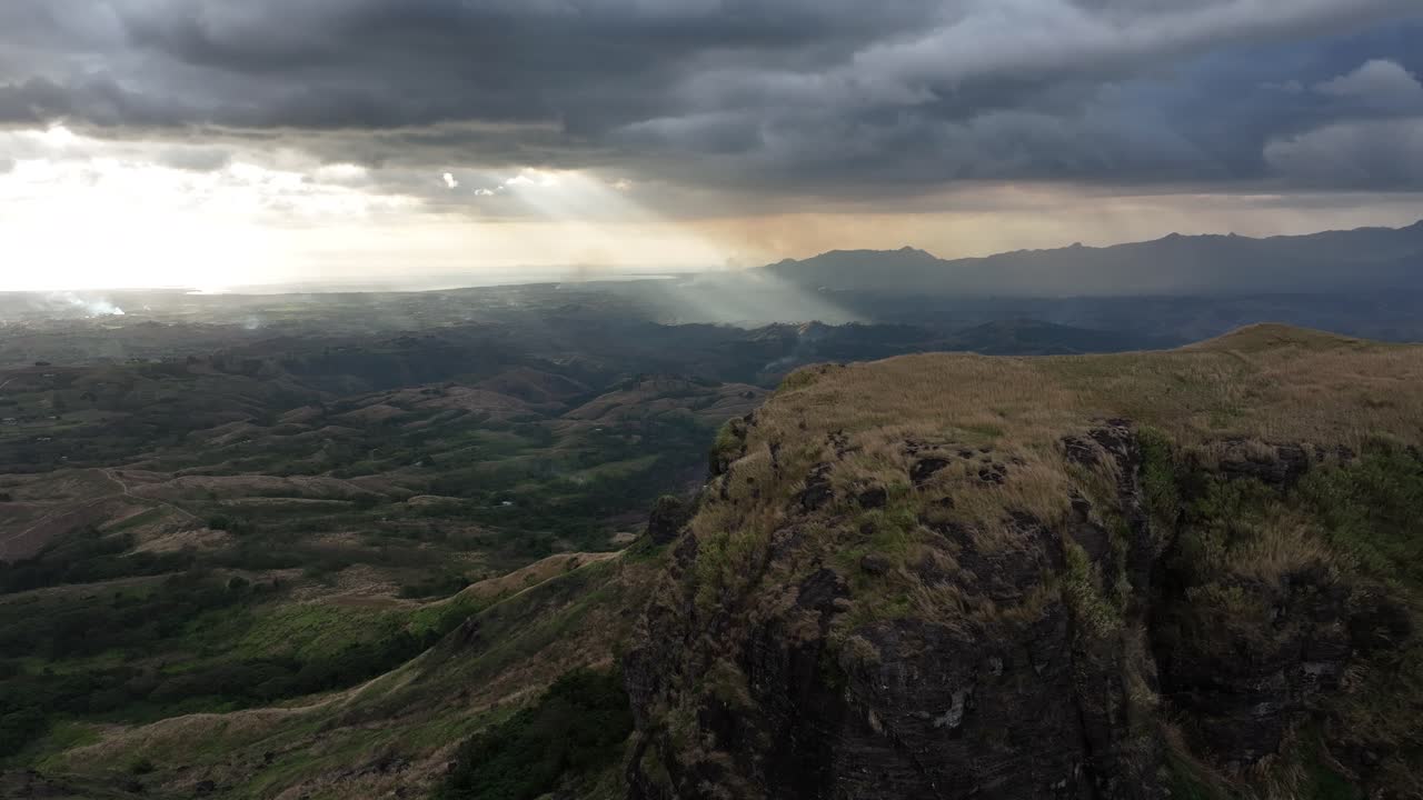 video del avión no tripulado sobre las montañas de fiji