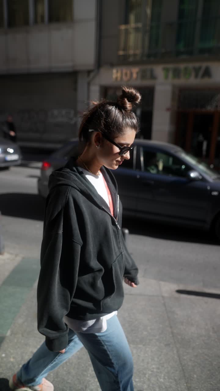 Donna che cammina in una strada di città