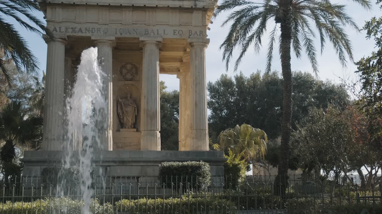 ambiente tranquilo y silencioso en los jardines inferiores de barrakka durante un día soleado de verano alrededor del monumento a sir alexander ball en valletta, malta