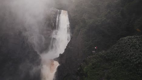 gente al borde de un acantilado con salto de bordones en isnos, huila, colombia