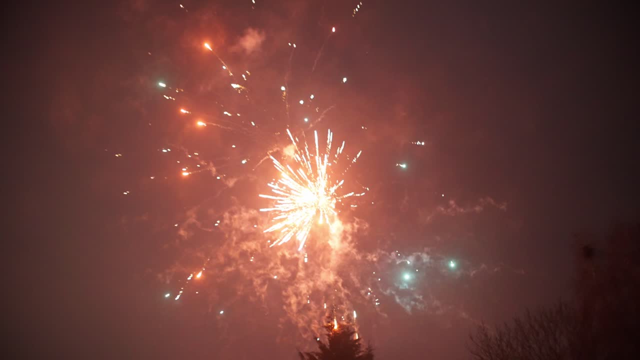 Cielo notturno illuminato da uno spettacolo pirotecnico durante i festeggiamenti di Capodanno a Oosterbeek, nei Paesi Bassi