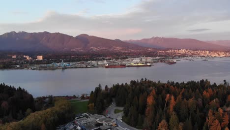 Luftaufnahme-Von-North-Vancouver-Und-Schneebedeckten-Bergen