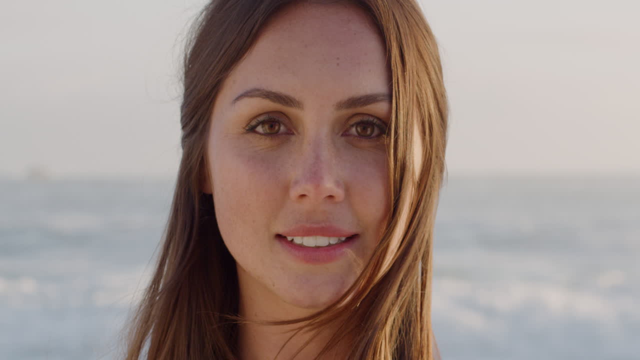 retrato de una hermosa mujer joven sonriendo al atardecer en la playa dama brasileña disfrutando del estilo de vida