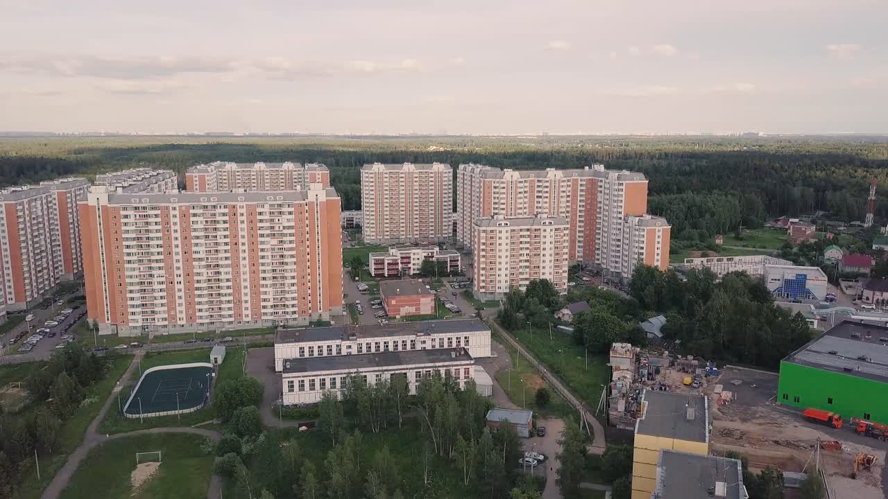 жилой район с многоквартирными домами и зелеными насаждениями