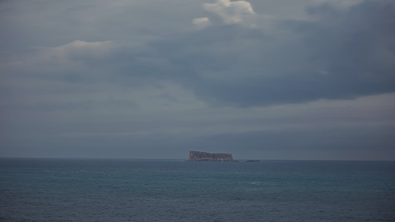 지중해 에 있는 작은 무인 섬 인 몰타 의 필플라 의 타임  ⁇ 스