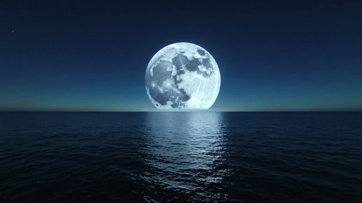 Lua cheia e brilhante surgindo e girando sobre o oceano à noite com o passar do tempo, emitindo um reflexo brilhante