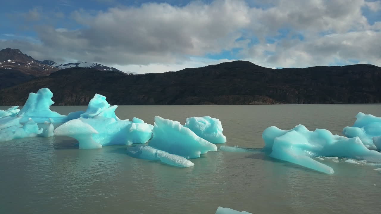 vista aérea del impresionante desierto montañoso de la patagonia, chile