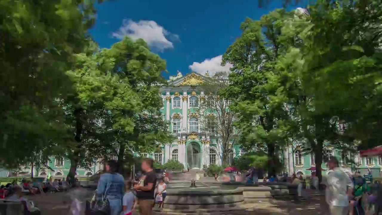 Fontana di fronte alla facciata occidentale del Palazzo d'Inverno in timelapse hyperlapse. Costruita tra il 1896 e il 1901 su progetto dell'architetto Reinhold Schmeling. SAN PIETROBURGO, RUSSIA.