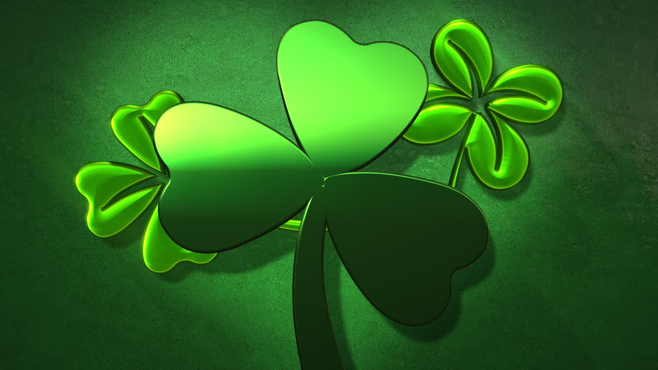 primer plano de tréboles verdes brillantes sobre la mesa.