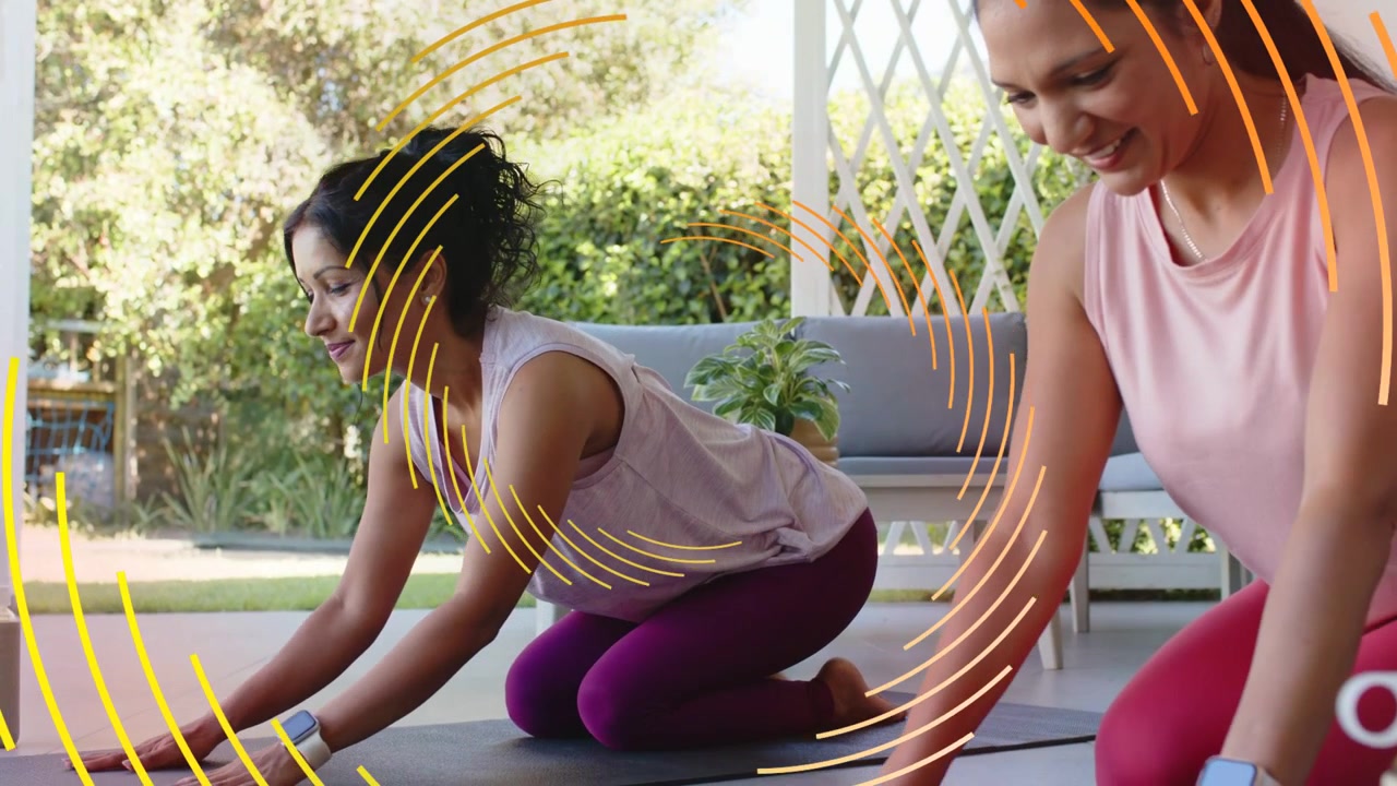 Due donne che reagiscono ad anelli animati, inginocchiate e che fanno stretching su tappetini da yoga per il fitness.