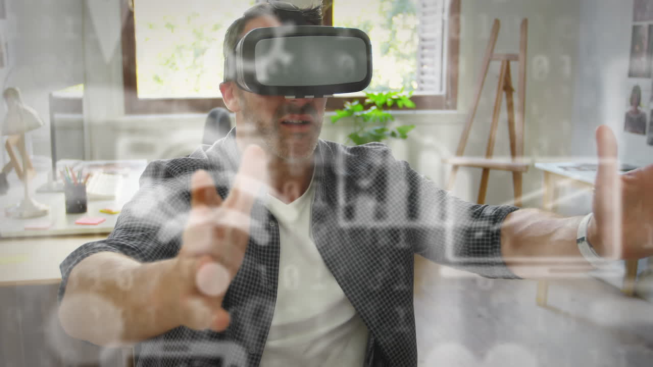 Molteplici icone digitali e codice binario contro un uomo anziano caucasico con visore VR a casa.