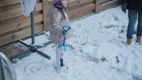 abuelo y nieta divirtiéndose en la nieve