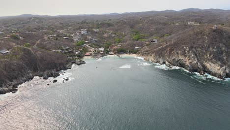 pull front y vista panoramica y de una playita en oaxaca