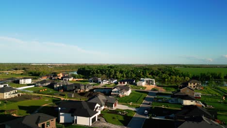 Un-Dron-Sobrevuela-Un-Barrio-Residencial-De-Nueva-Construcción-En-Winnipeg,-Manitoba,-Canadá.