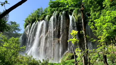 Gigantic-waterfall-at-the-Plitvice-Lakes-in-Croatia-in-nice-weather-4K