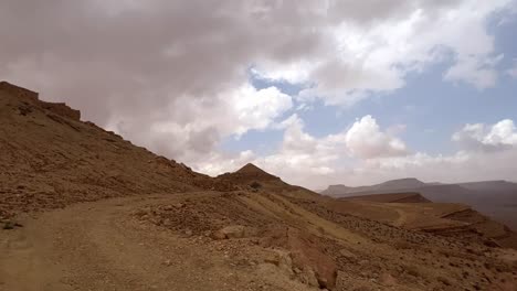 Pueblo-Troglodita-De-Ksar-Guermessa-Y-Panorama-Desde-El-Mirador-En-Túnez-En-Un-Día-Nublado