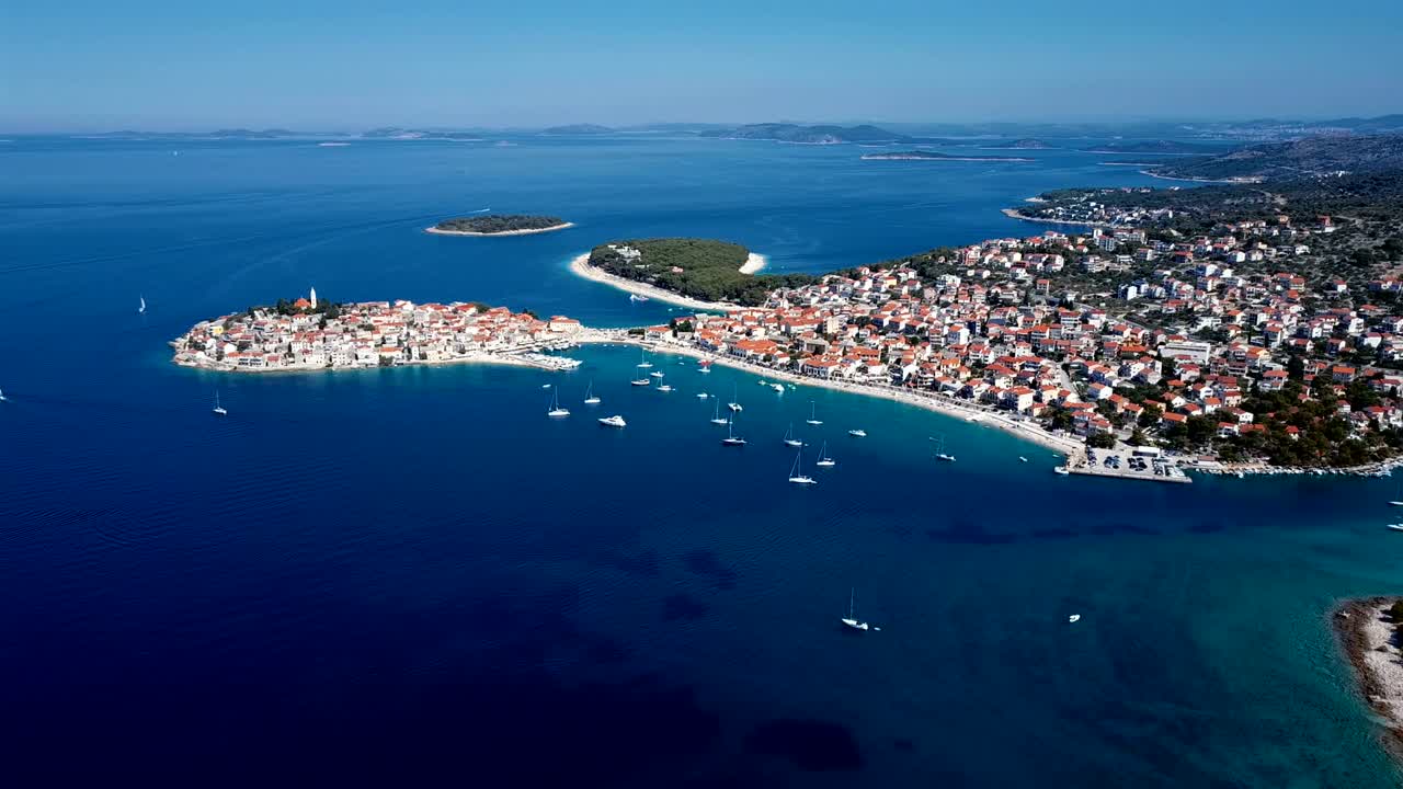 크로아티아의 아드리아 해변 도시인 프리모스텐의 마리나와 리조트의 공중 파노라마.