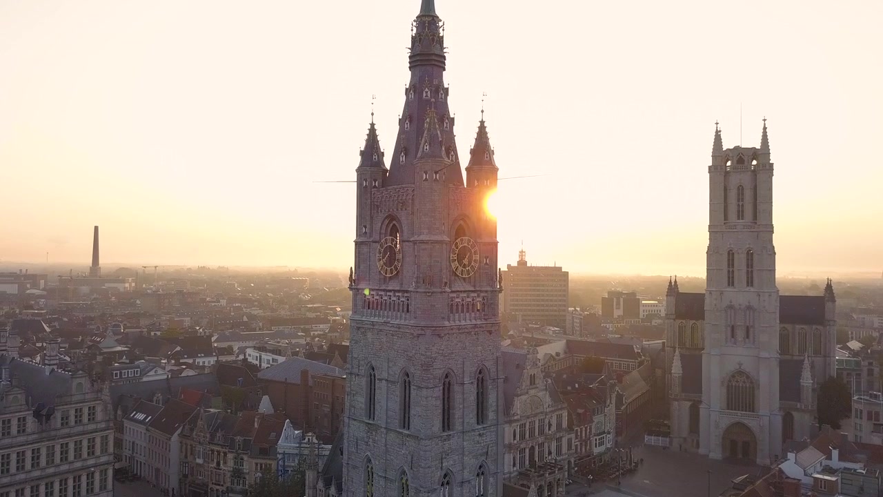 Scatto aereo in parallasse di un vecchio campanile. Scatto aereo di Het Belfort Van Gent, Gand, Belgio