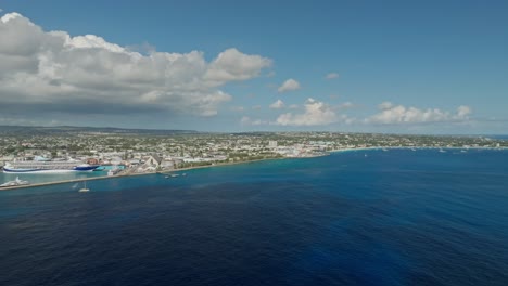 el puerto de bridgetown y la ciudad costera a lo largo de la bahía de carlisle durante el día en barbados