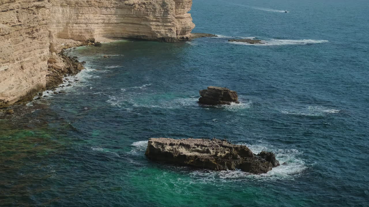 paisaje costero con afloramientos rocosos y olas