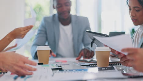 reunión, papeleo y planificación del equipo de comercialización