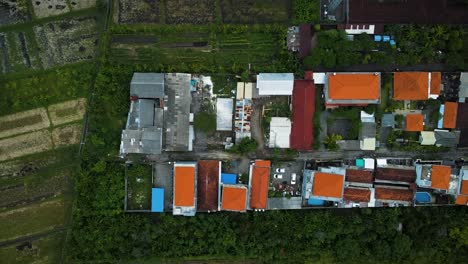 Maravilloso-Dron-De-La-Ciudad-De-Denpasar-Con-Casas-Y-Imágenes-De-Campos-De-Arroz-En-Bali