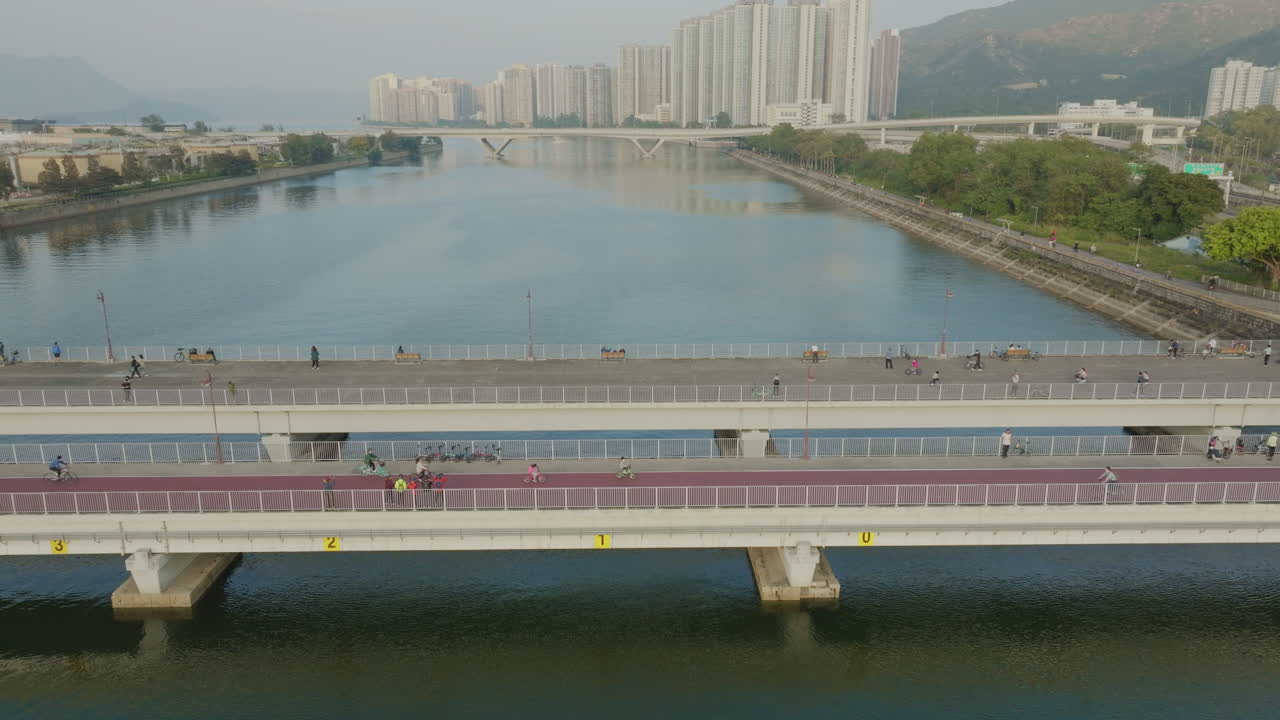 도시 내 아름다운 강 위에 있는 다리의 실제 전망