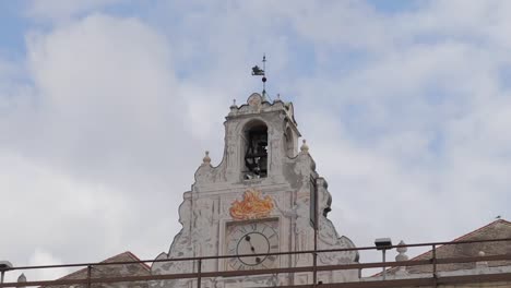 un clip panorámico del palacio san giorgio, con un puente de carretera ocupado en el frente