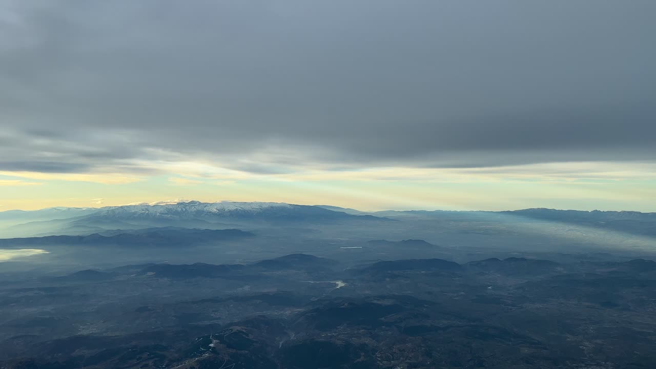 impresionante vista aérea del pico mulhacén, en sierra nevada, granada, españa