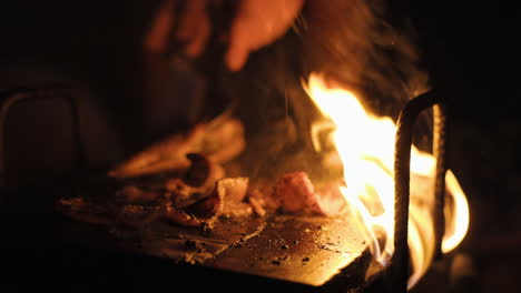 Braten-Von-Fleisch,-Schinken-Auf-Offenem-Feuer,-Epische-Flammen