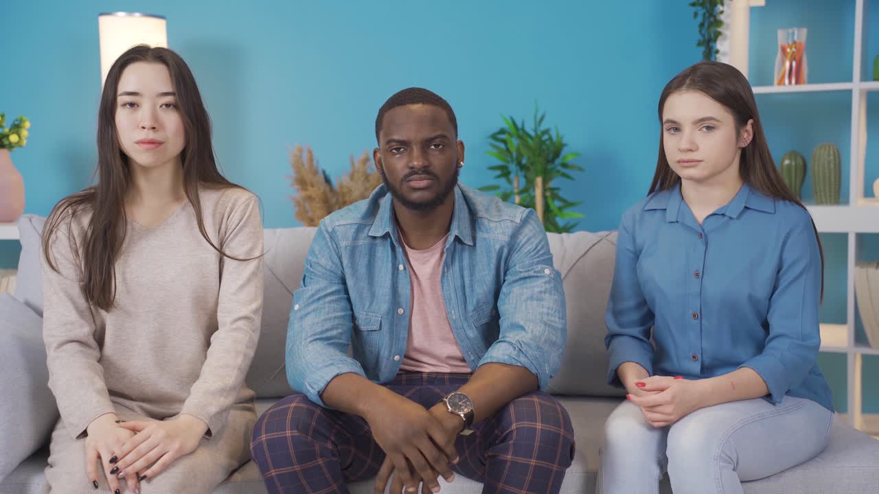 다민족의 젊은이들이 둔한 표정으로 카메라를 쳐다보고 있습니다.