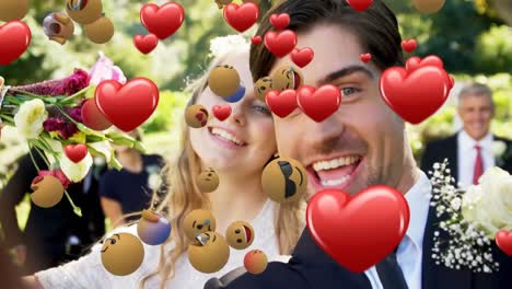 emojis de corazón frente a una pareja recién casada