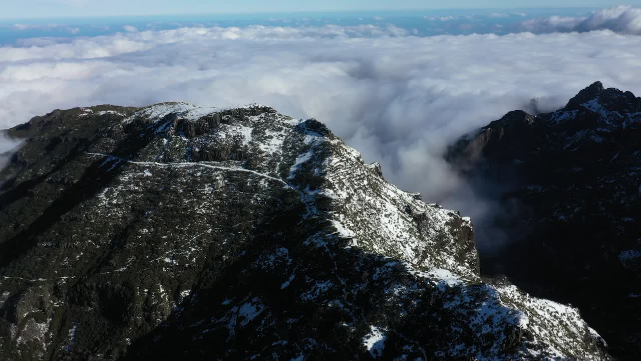 toma de drone de la cresta de la montaña pico ruivo en madeira