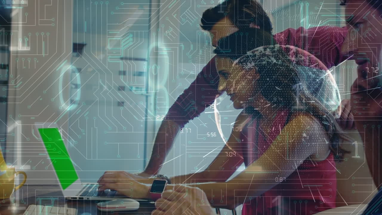 animazione di schede di circuiti informatici e elaborazione dei dati su diverse persone d'affari in ufficio