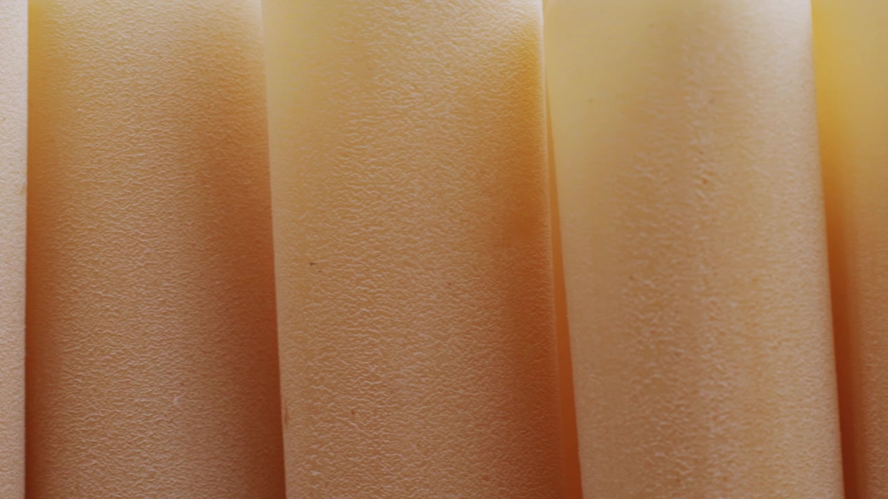 Makrobillede af rå cannelloni pastarør, der zoomer ud