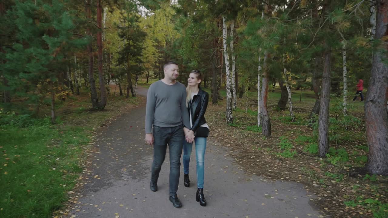 가을 공원에서 산책 하는 부부