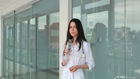 la doctora bebe agua mineral