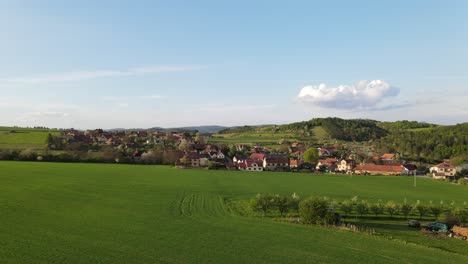 Frühlingsnatur-Und-Dorf