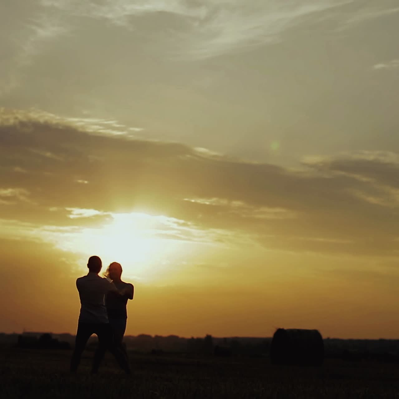 una pareja romántica al atardecer.