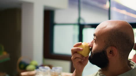 vendor gives fresh lemons to client