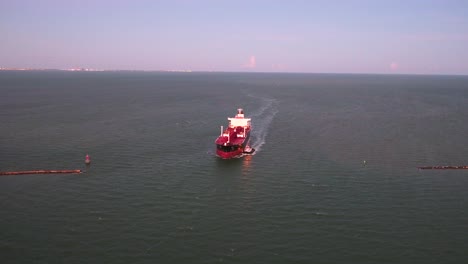 Buque-Mercante-Entrando-En-El-Puerto-De-Corpus-Christi,-Texas