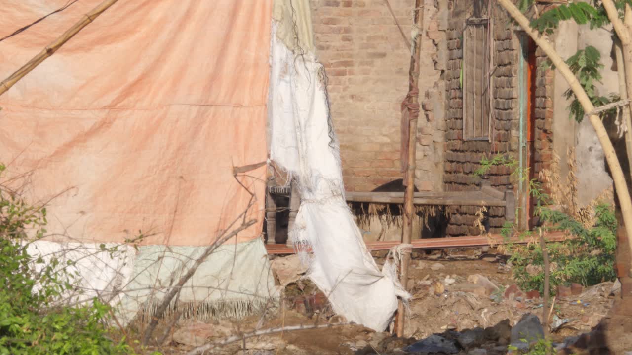 Case danneggiate improvvisate nel Sindh, Pakistan.
