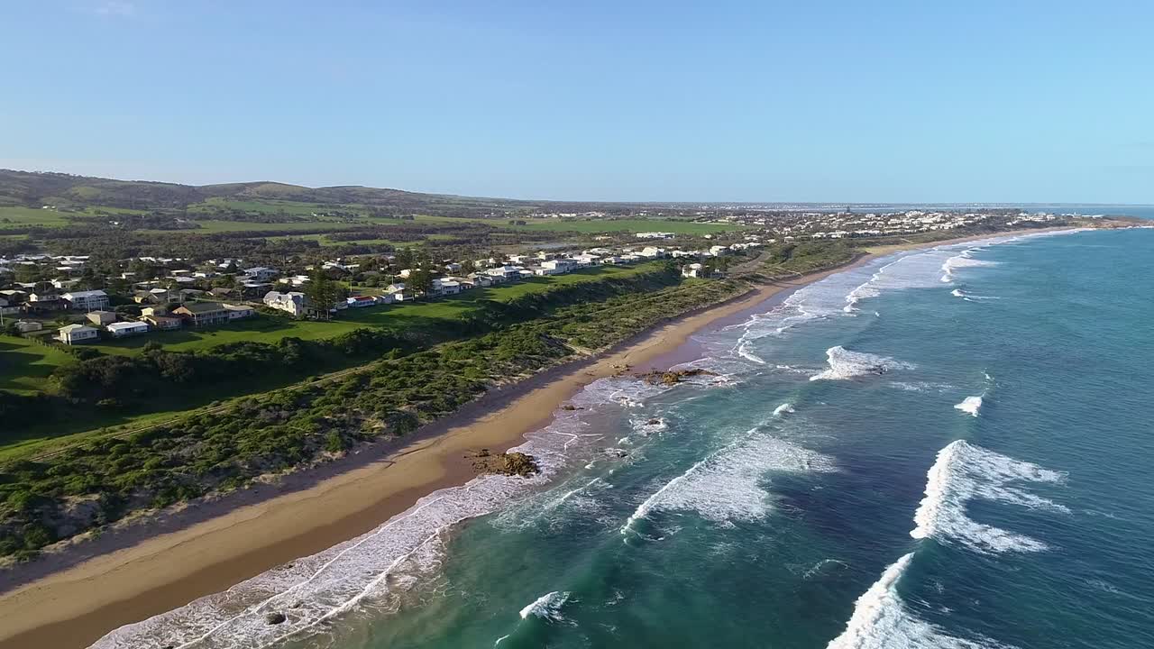playa boomer con olas azules en verano - casas y villas frente al mar situadas en las colinas costeras de port elliot, sur de australia