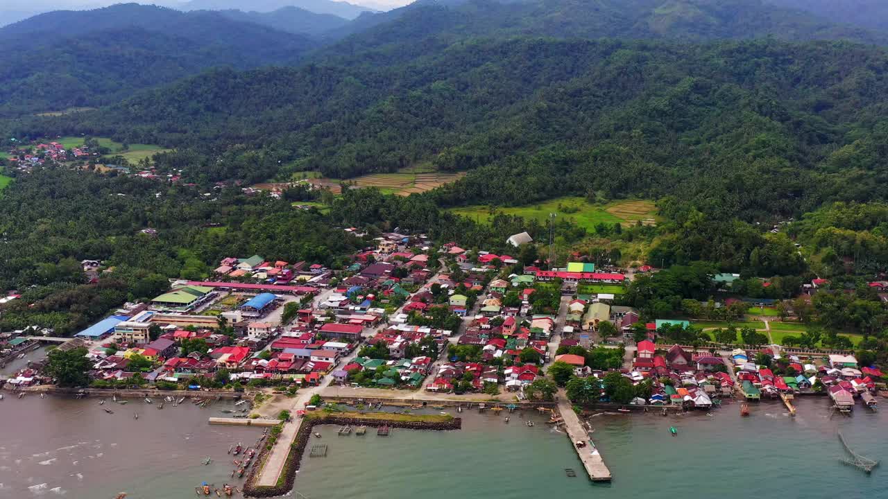 vista panorámica del municipio de san bernardo en el sur de leyte, filipinas - disparo de drones