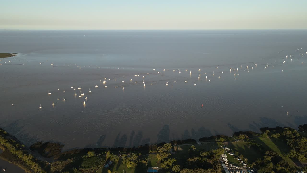 부에노스 아이레스의 해안 근처에서 항해하는 일부 보트와 함께 라 플라타 강의 공중 전망