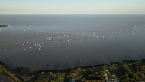 Vista-Aérea-Del-Río-La-Plata-Con-Algunos-Barcos-Navegando-Cerca-De-La-Costa-En-Buenos-Aires